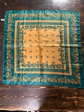 totes Green and Gold Floral Table Scarf